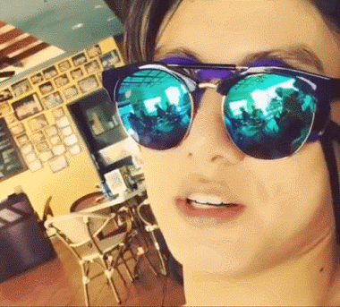 Mốt năm nay là phải đeo hai kính chồng lên nhau mới được nha.