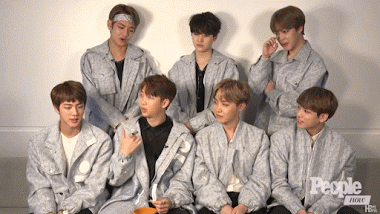 Một lần khác, RM ngoái hẳn lại phía sau muốn nắm tay V, đâu có ngờ V vừa rụt tay lại vừa tránh xa chàng trưởng nhóm.