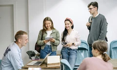 "Vì nó khó, nên bạn còn phần": Truyền động lực cho các bạn trẻ đi học, đi làm