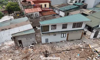 Đường mới mở từ Tam Trinh - Giải Phóng xuất hiện nhà 'mỏng méo'