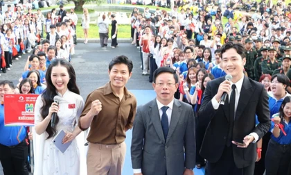 Hàng nghìn sinh viên vỡ òa cùng Hoa hậu Thanh Thủy, nhạc sĩ Nguyễn Văn Chung tại Chủ Nhật Đỏ