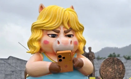 Ai đứng sau linh vật ngựa mặt quạu cầm iPhone17 gây sốt