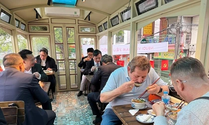 Đám cưới xưa, ăn phở, cà phê trên 'tàu điện leng keng' tại Hà Nội