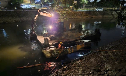 Hà Nội: Xuyên đêm nạo vét bùn trên sông Kim Ngưu