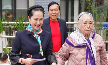 NSND Lan Hương, NSƯT Đỗ Kỷ đưa mẹ 94 tuổi đi bỏ phiếu