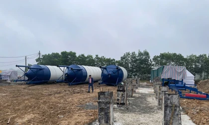 Hà Nội: Lợi dụng nghỉ Tết, trạm bê tông trái phép xuất hiện trên đất bãi sông Hồng 