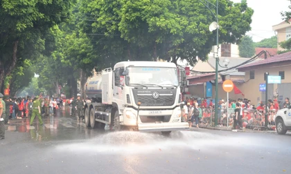 Xe rửa đường áp suất lớn hoạt động trên tuyến phố Trần Phú