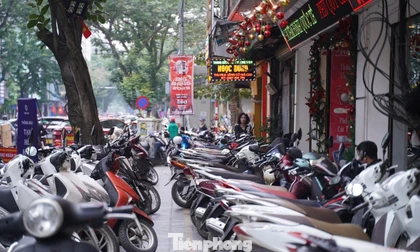 Vỉa hè Hà Nội - nơi thông thoáng, chỗ lộn xộn