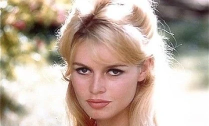 Nhan sắc phá vỡ mọi chuẩn mực của biểu tượng điện ảnh vừa qua đời 