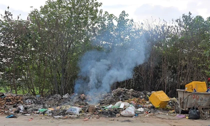 Một bãi rác trên đường Phạm Tu bị đốt trái phép