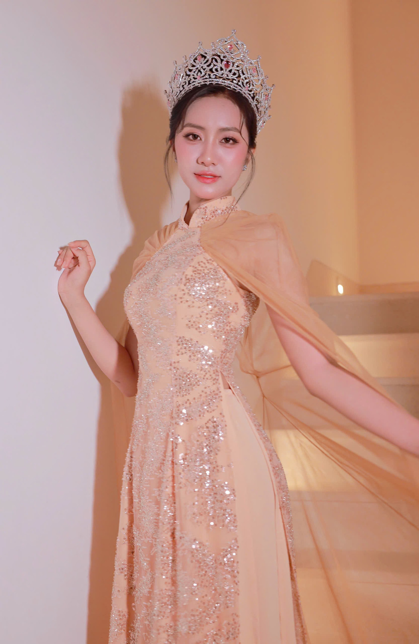 Người đẹp chọn trang phục áo dài cách điệu, đính sequin với phần tà lộng lẫy. 8d2b8e6512d1a48ffdc0.jpg