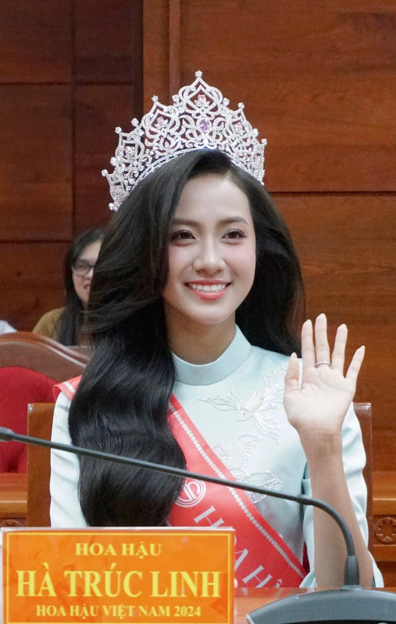 “Khi đứng trước những đổi mới của đất nước, bước vào kỷ nguyên mới, là một người trẻ, tôi thấy tự hào khi chứng kiến khoảnh khắc lịch sử này. Đặc biệt khi Phú Yên và Đắk Lắk về chung một nhà, tôi càng tự hào hơn khi mình được quảng bá những nét đẹp văn hóa, con người Đắk Lắk. Hy vọng trong tương lai, tôi sẽ cùng chính quyền địa phương và toàn thể mọi người lan tỏa, truyền cảm hứng tới các bạn trẻ”, cô chia sẻ. img-3896.jpg