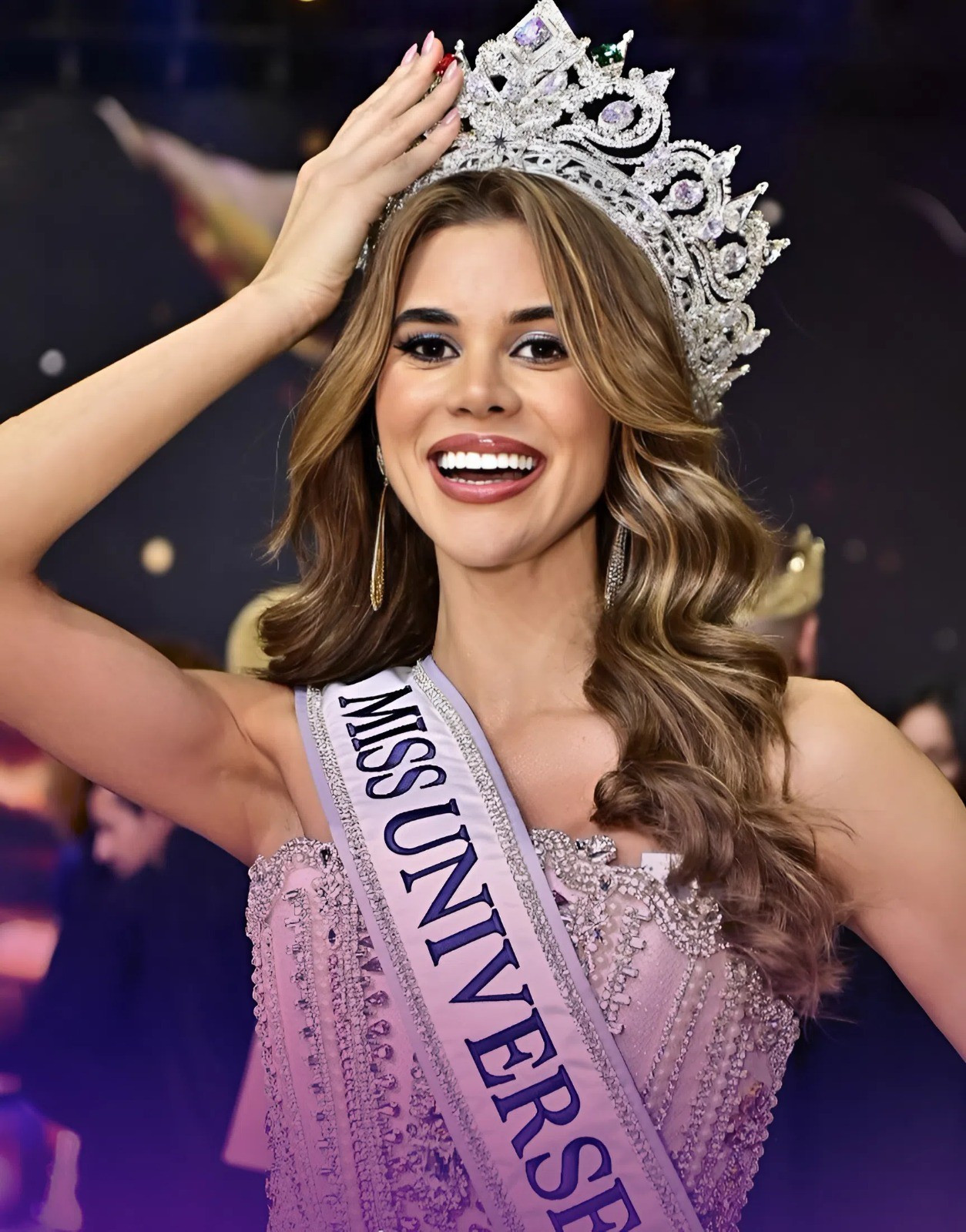 Yamilex Hernández là người đẹp đầu tiên trong lịch sử đeo sash Latina tại Hoa hậu Hoàn vũ. betterimage-1753257322251.jpg