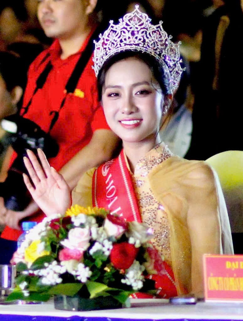 Tối 19/7, Hoa hậu Hà Trúc Linh là khách mời đặc biệt trong chương trình nghệ thuật Đắk Lắk - Âm vang ngày mới tại Quảng trường Nghinh Phong, phường Tuy Hòa, tỉnh Đắk Lắk. Hoa hậu Hà Trúc Linh có chuyến home coming tại Đắk Lắk từ ngày 17/7. Cô tham dự nhiều hoạt động, tham quan các danh thắng nổi tiếng của Phú Yên và Đắk Lắk trước khi góp mặt trong chương trình tối 19/7. Hàng trăm khán giả đã đổ về Quảng trường Nghinh Phong từ sớm để theo dõi chương trình. 734151f5cd417b1f2250.jpg