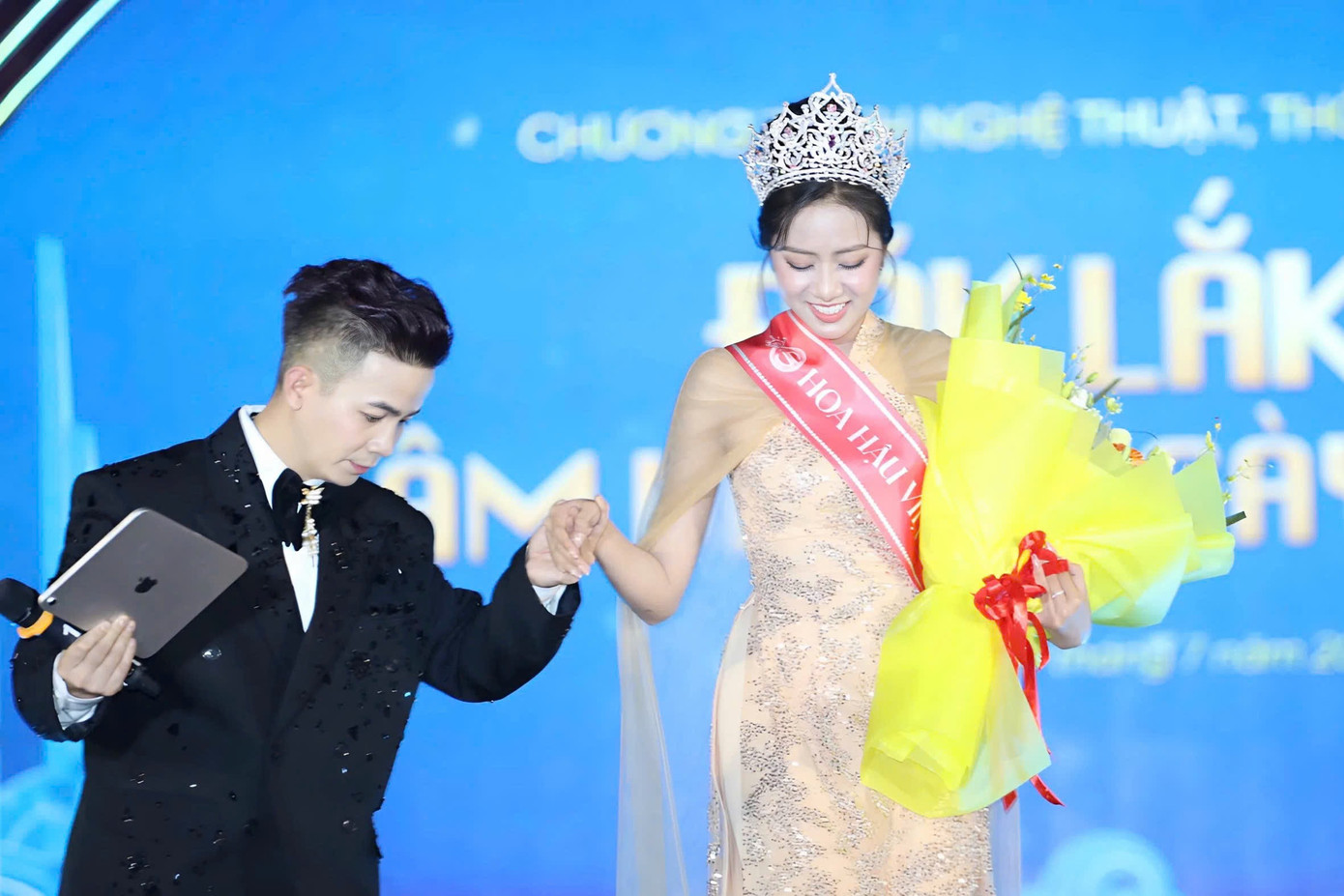 Để đáp lại tình cảm của nhiều người dân Phú Yên chưa có cơ hội chứng kiến Trúc Linh đăng quang trên sân khấu hôm 27/6 ở TP Huế, cô đã tái hiện lại màn hô tên của mình và nhận được nhiều sự cổ vũ từ khán giả có mặt trong chương trình. 26043fa6a312154c4c03.jpg