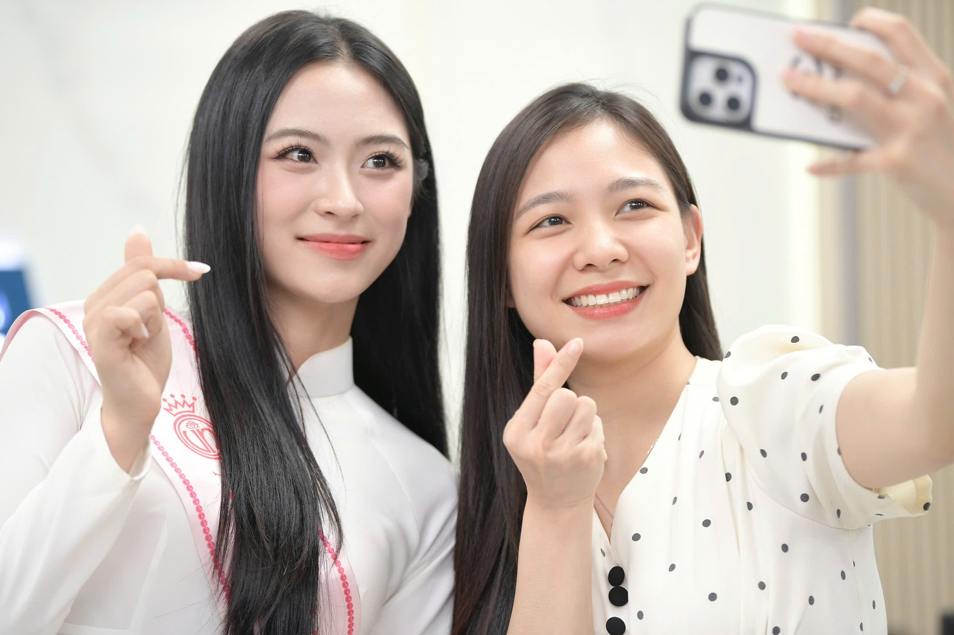 "Song song với việc hoàn thành nhiệm vụ của Á hậu Việt Nam, tôi đang lên kế hoạch trở lại trường học để hoàn thiện bản thân", cô chia sẻ thêm. 9b3b649018cc9192c8dd.jpg