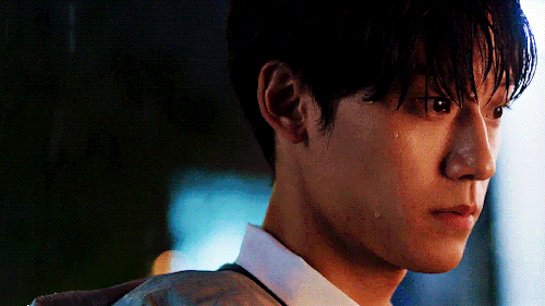 Có mỹ nam thế này chạy đến xin che chung ô, bạn lại khờ dại không đồng ý? (Gif: Tumblr) Lee Do Hyun là “Hoàng tử mưa” của “18 Again”, cứ quay cảnh mưa là đẹp rụng rời! ảnh 6
