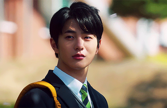Choi Bomin đảm nhận vai cậu nam sinh trầm tĩnh Seo Ji Hoo. (Nguồn gif: Tumblr) Phải xem “18 Again”: Bên cạnh nội dung hay, lại còn nhiều mỹ nam! ảnh 6