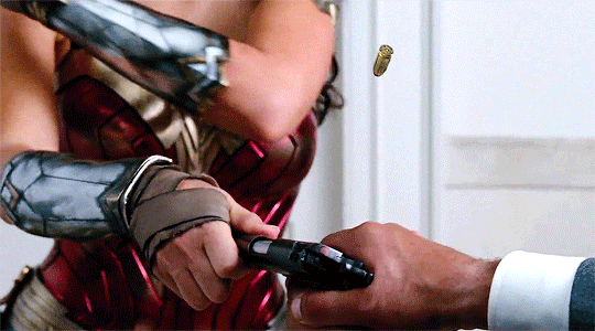 Cặp vòng tay dũng mãnh. (Gif: Tumblr) Wonder Woman 1984: Chị Đẹp nay có kẻ thù mới, vũ khí mới, nhưng vẫn bạn trai cũ ảnh 6