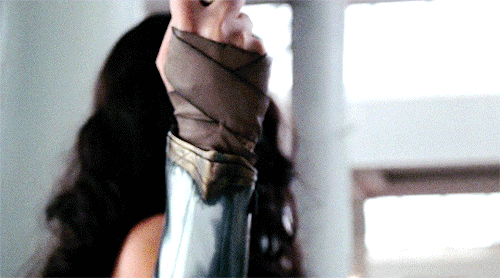 Chiếc vương miện như một boomerang. (Gif: Tumblr) Wonder Woman 1984: Chị Đẹp nay có kẻ thù mới, vũ khí mới, nhưng vẫn bạn trai cũ ảnh 7
