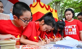 Xếp hàng 'xuyên không' về mùa thu lịch sử ở Quảng trường Ba Đình