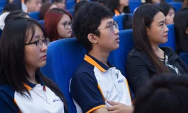 Trao học bổng toàn phần cho tân sinh viên mất 4 người thân trong vụ lật tàu Hạ Long