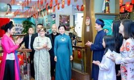 Nghệ sĩ Nhà hát Múa rối Thăng Long biểu diễn chào đón Phu nhân Tổng Bí thư Tô Lâm cùng Phu nhân Chủ tịch nước Cuba