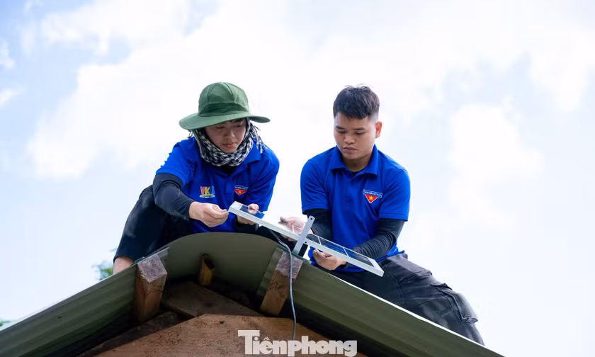 Sinh viên vượt đường đèo dốc lên thắp sáng vùng núi Đà Nẵng