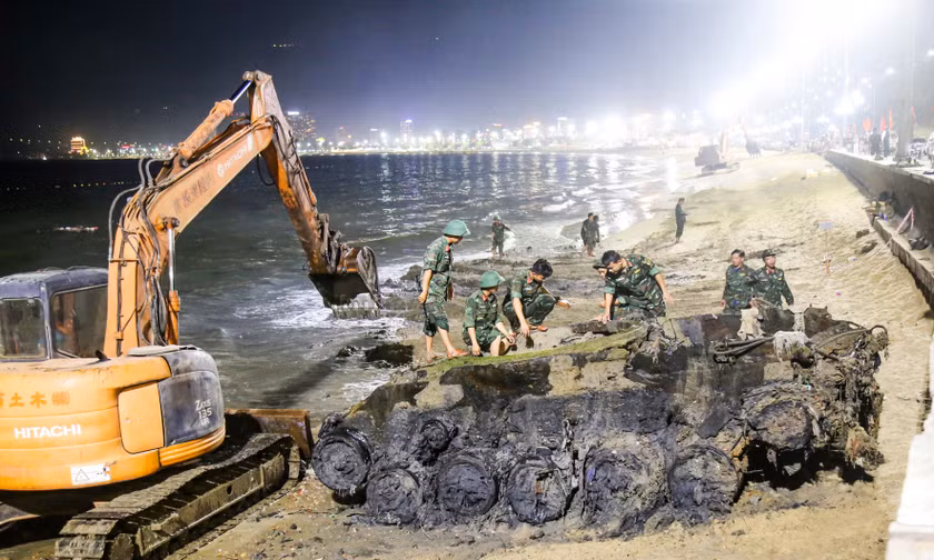 Lộ diện xác xe tăng bị vùi sâu dưới biển Quy Nhơn