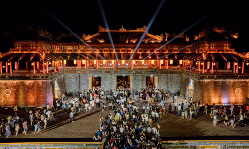 Thực hư sự cố mất kiểm soát, khách ùa vào Ngọ Môn - Huế như 'ong vỡ tổ'