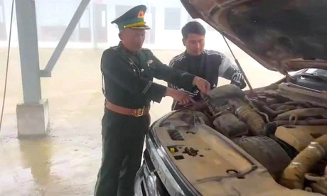 Giấu 7 cây vàng trong khoang động cơ ô tô để đưa qua biên giới Nghệ An