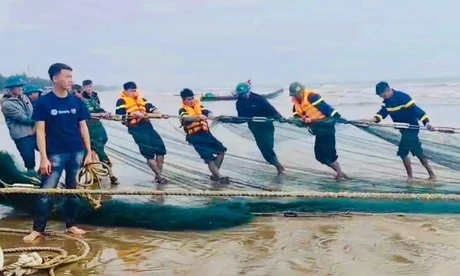 Tìm kiếm ngư dân rơi xuống biển mất tích