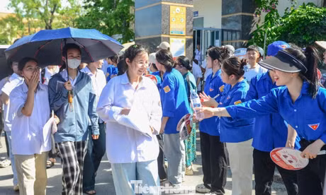 ‘Áo xanh’ đồng hành 51.000 sĩ tử ở Thanh Hóa vượt vũ môn