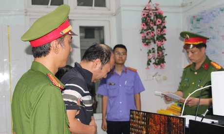 Tạm giữ hình sự lái xe ô tô gây tai nạn liên hoàn làm 3 người tử vong