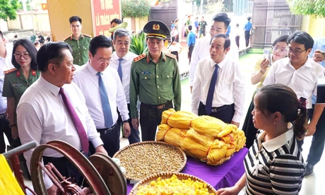 Đồng chí Nguyễn Trọng Nghĩa dự ngày hội Toàn dân bảo vệ an ninh Tổ quốc ở Nghệ An
