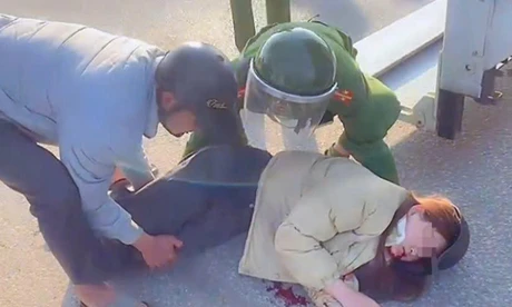 Nữ sinh nằm bất động bên đường và hành động kịp thời của chiến sĩ công an