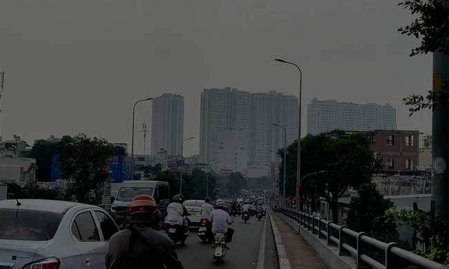 'Hiểm họa' từ bầu trời mù sương bủa vây TPHCM