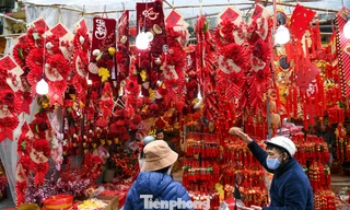 Phố cổ Hà Nội đỏ rực