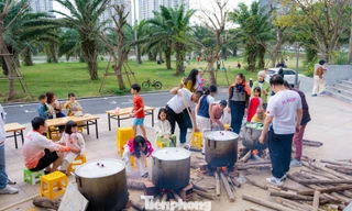 Cảnh cư dân góp gạo gói bánh chưng, 'giữ lửa' Tết xưa giữa phố thị