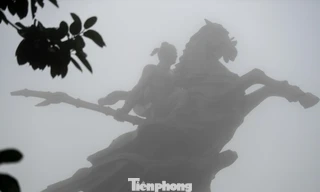 Tượng Gióng mờ ảo trong sương sớm đầu năm