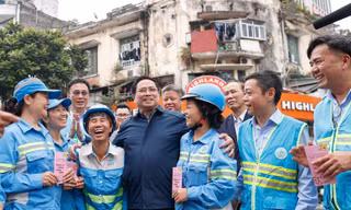 Thủ tướng Phạm Minh Chính cảm ơn, tặng quà công nhân vệ sinh môi trường tại Thủ đô