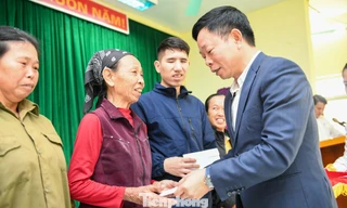 Quỹ Thiện Tâm phối hợp cùng Báo Tiền Phong trao 300 suất quà Tết tại Hà Nội