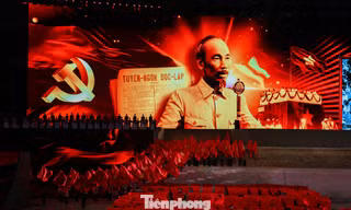 Tổng duyệt chương trình nghệ thuật đặc biệt 'Dưới lá cờ vẻ vang của Đảng'
