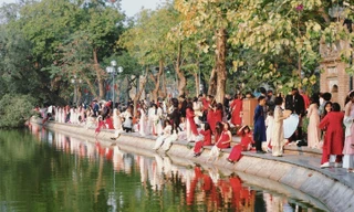 Chen chân chụp ảnh áo dài Tết ở Hồ Gươm