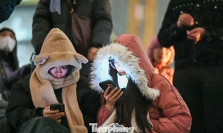 Hàng nghìn người đội rét xem pháo hoa mừng thành công Đại hội XIV