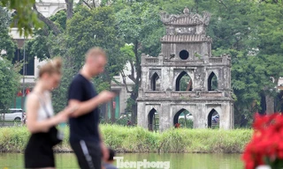 Thảnh thơi dạo phố, bắt trọn khoảnh khắc Hà Nội sáng đầu năm