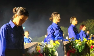 Sinh viên Thủ đô vượt mưa tri ân anh hùng liệt sĩ tại Nghĩa trang liệt sĩ thành phố