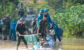 Chiến sĩ bộ đội, thanh niên Thủ đô căng mình giữ đê, chặn dòng lũ dữ sông Cầu