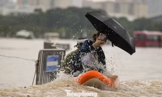 Mưa trắng trời, đường thành sông, người Hà Nội mang thuyền ra phố