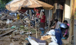 Chợ đầu mối Thái Nguyên ngổn ngang sau lũ, tiểu thương tất bật dọn dẹp 